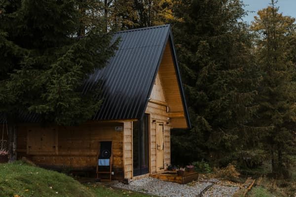 Une jolie cabane dans la forêt