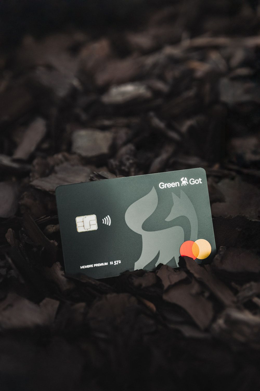 Carte posée sur une pile de charbon