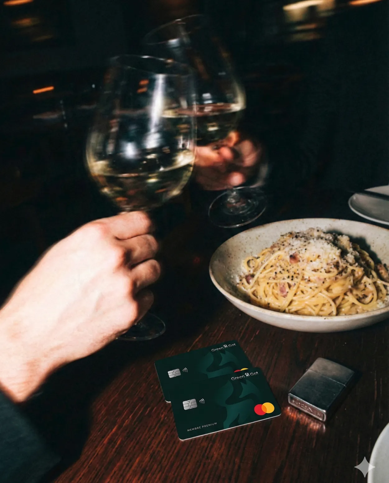 Deux cartes bancaires Green-Got sur une table de restaurant