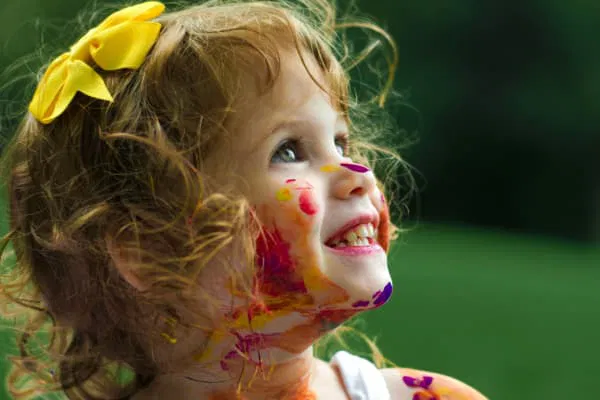 Une jeune fille avec de la peinture sur le visage