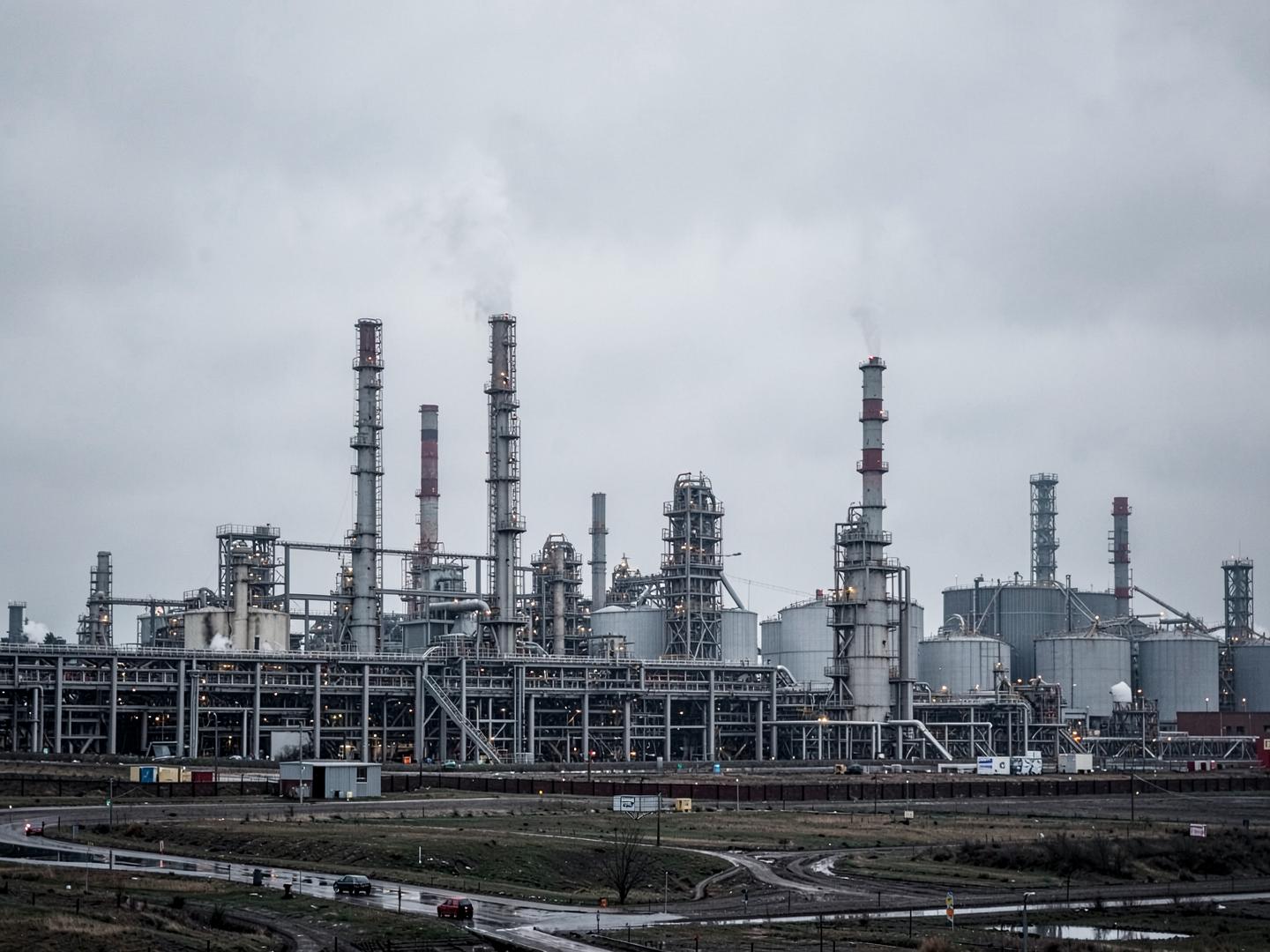 Raffinerie de pétrole dont les cheminées rejettent des fumées